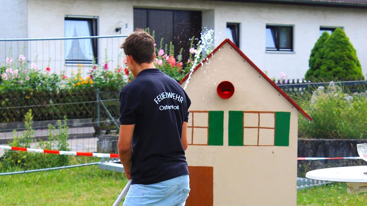 Löschtrainer – Löschübung für Kinder an einem Spielhaus