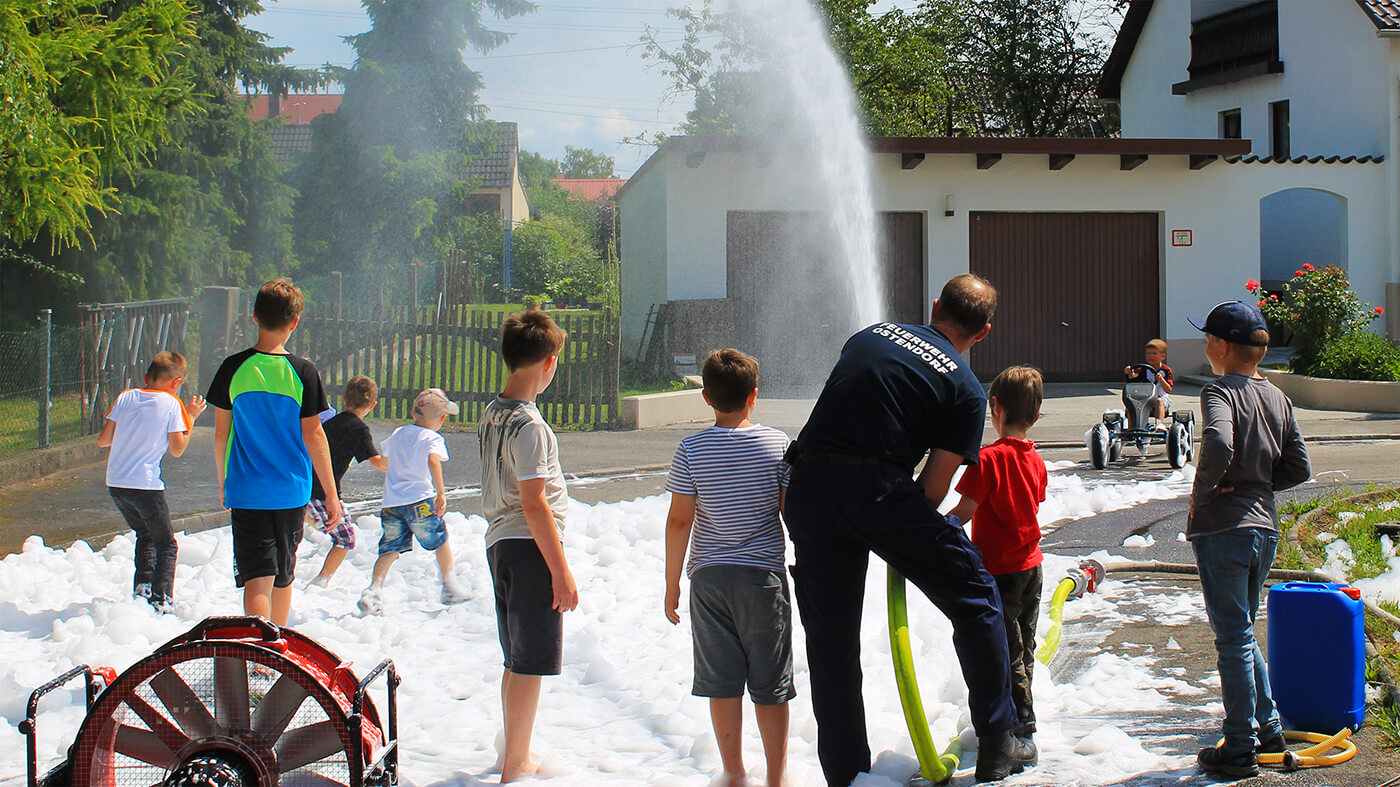 Schaumübung mit jungen Feuerwehrinteressierten auf einem Feuerwehrfest in Ostendorf