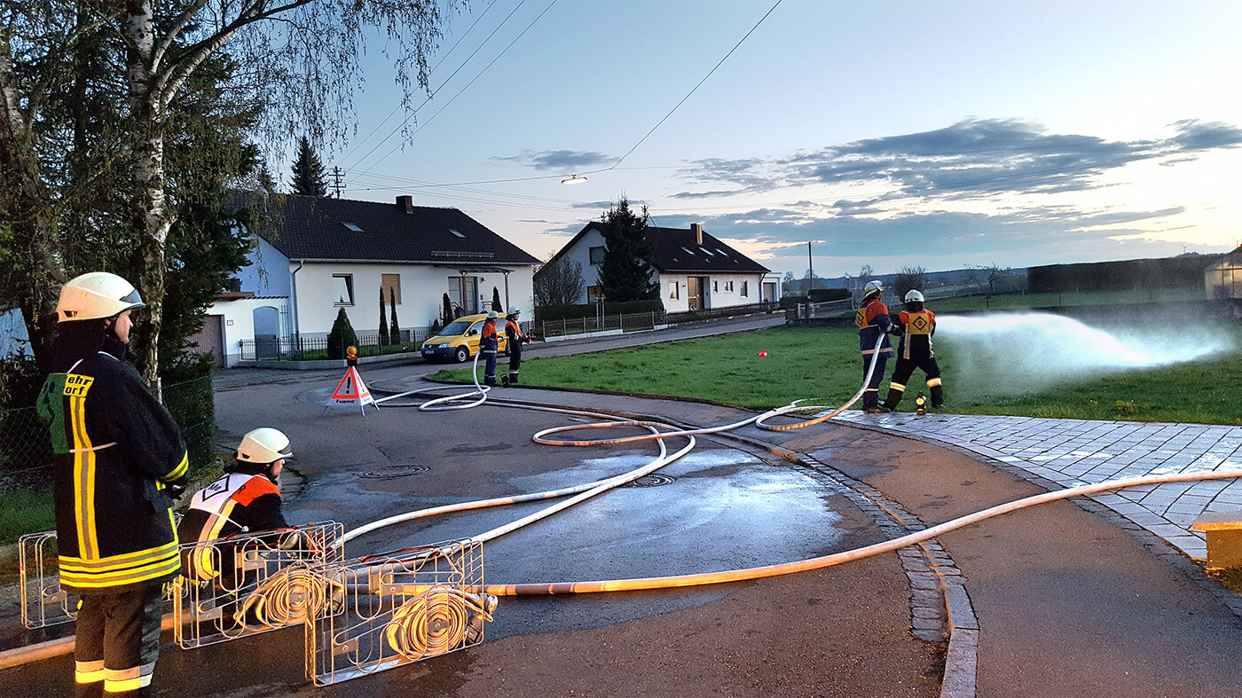 Feuerwehrübung – Löschaufbau in Ostendorf